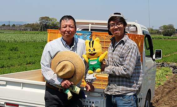 中村さんと息子さん。息子さんは、大学を卒業して農業を始めたばかりなんだって。