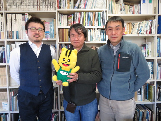 新しいテレビＣＭをつくってくれるプロデューサーの釘宮さん（写真中央）、撮影監督の藪田さん（右）、音楽監督の古城さん（左）。